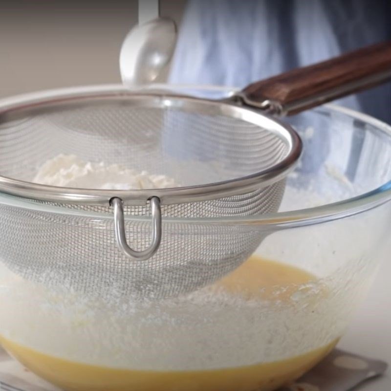 Rây bột mì và bột nở cho bánh chuối bột mì