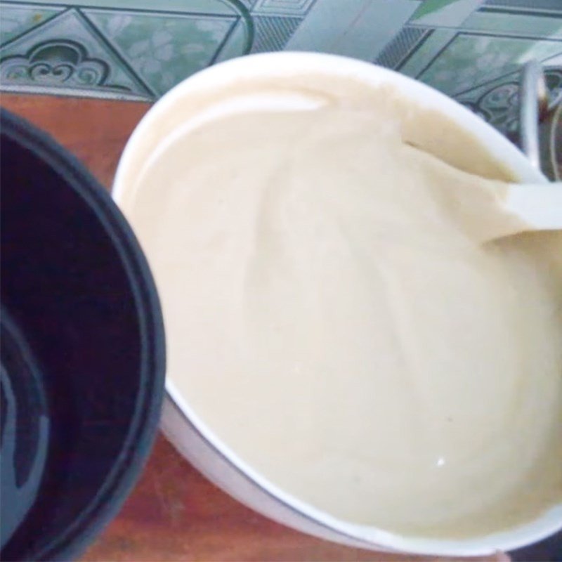 Rây và trộn bột khô vào hỗn hợp bánh bông lan cà phê