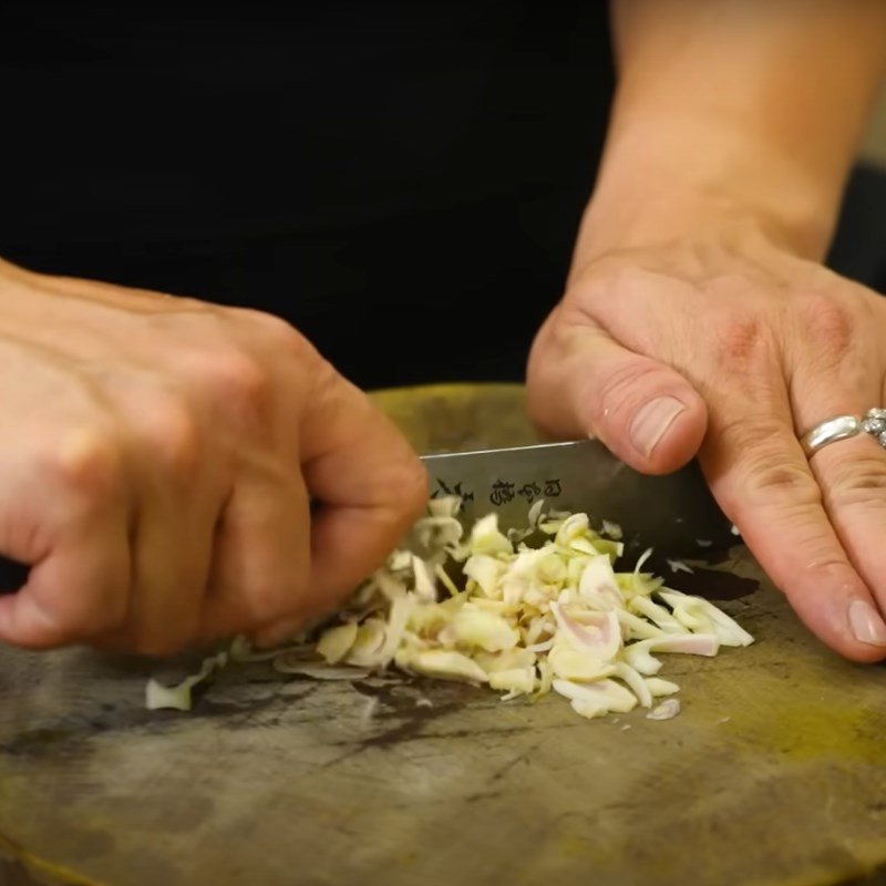 Riềng, nghệ, hành khô đã sơ chế và giã nát để ướp thịt lợn chiên riềng