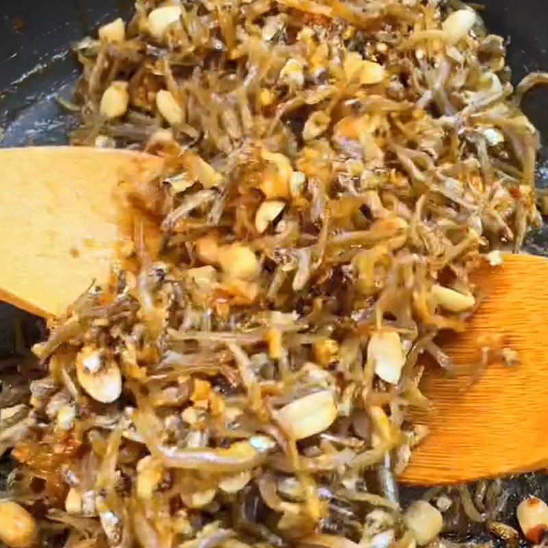 Rim cá cơm khô đã chiên giòn với nước sốt, đậu phộng rang và tỏi phi