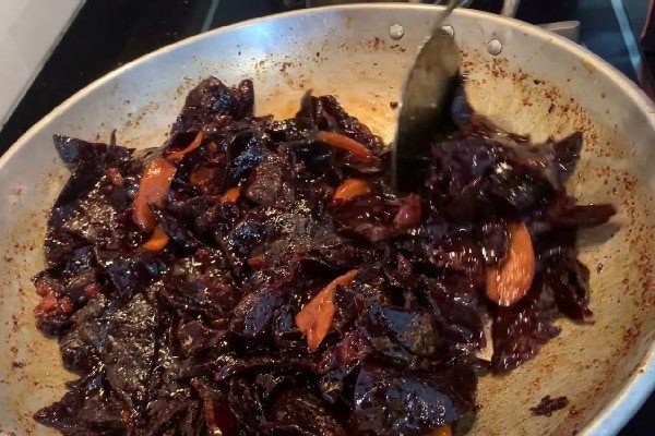 Rim gan bò khô lại để làm khô bò đen