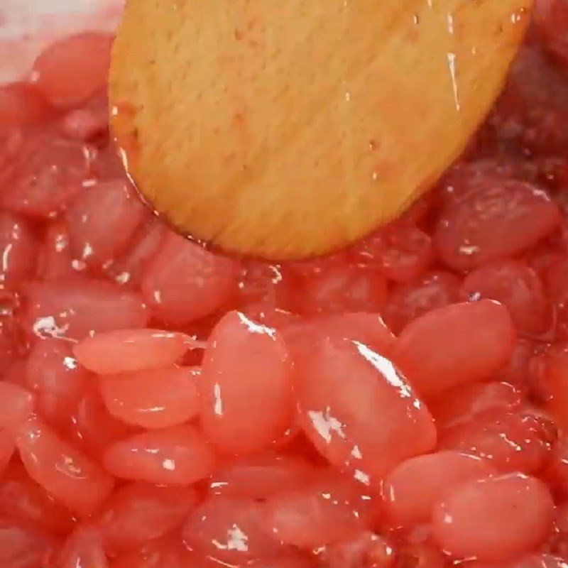 Rim hạt đác với dâu tây làm chè hạt đác