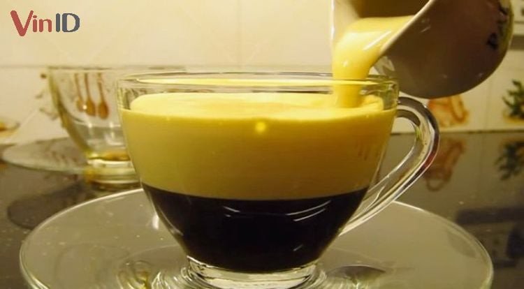 Rót kem trứng sánh mịn lên trên lớp cà phê đen đậm đà