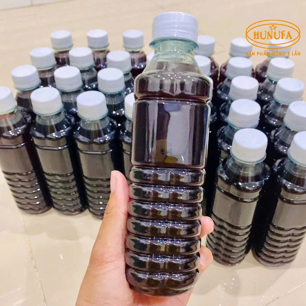 Rót nước sâm đã lọc vào chai kín để bảo quản lạnh giữ hương vị tươi ngon