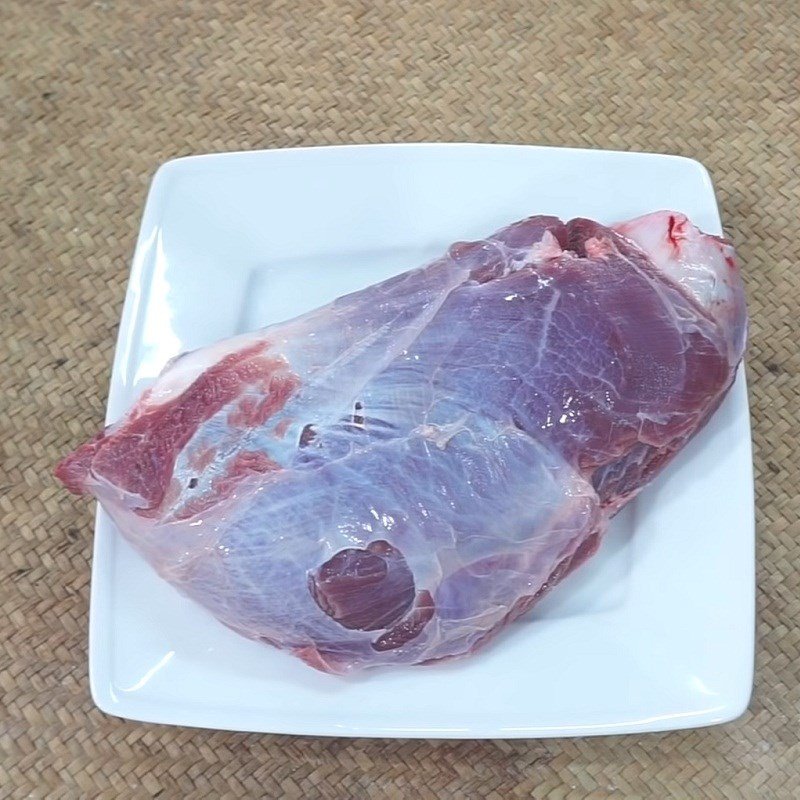 Rửa sạch bắp bò trước khi sơ chế nấu thịt bò rim