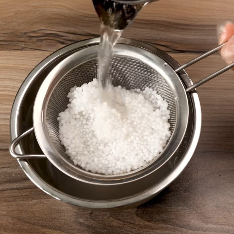 Rửa sạch bột báng sau khi ngâm để nấu chè chuối