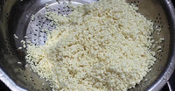 Rửa sạch gạo nếp trước khi ngâm làm bánh gio mật mía