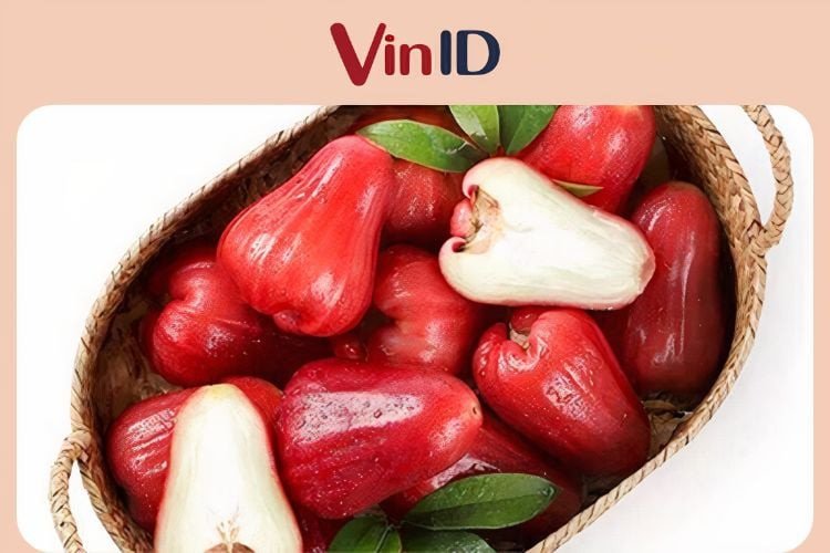 Rửa sạch mận An Phước trước khi ăn