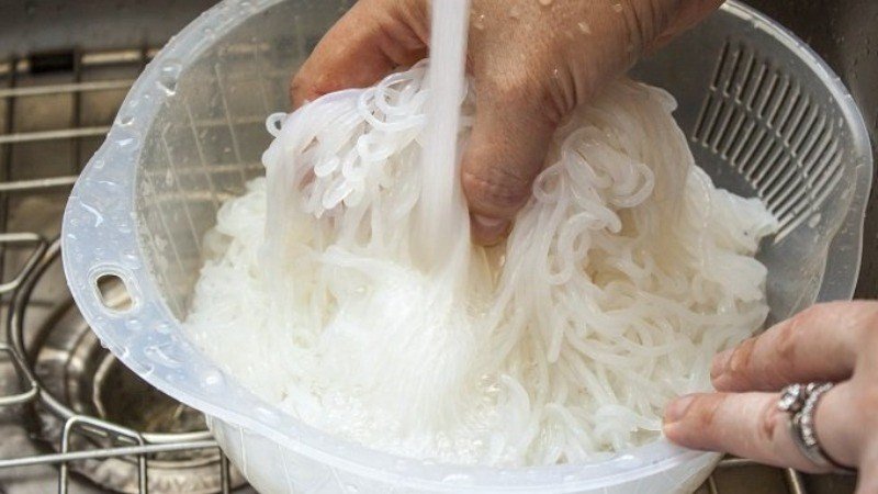 Rửa sạch mì nưa trước khi chế biến