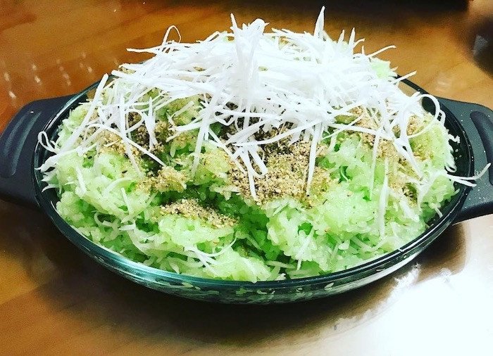 Rưới thêm thìa nước cốt dừa lên bề mặt xôi sẽ giúp món ăn thơm ngon, bóng đẹp