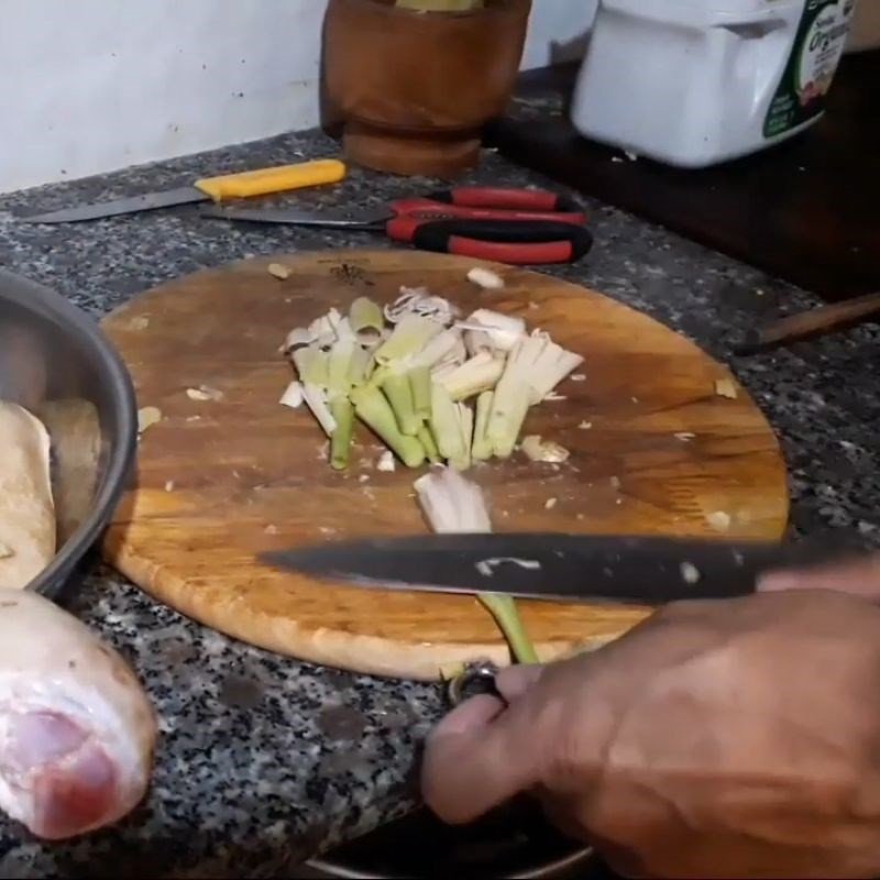 Sả tươi đã đập dập và thái khúc để hấp cùng thịt dê