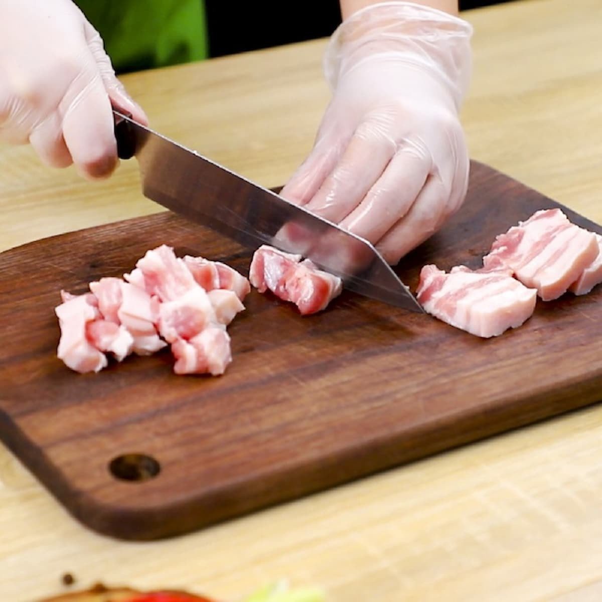Sả và ớt tươi băm nhuyễn sẵn sàng cho món thịt rang sả ớt
