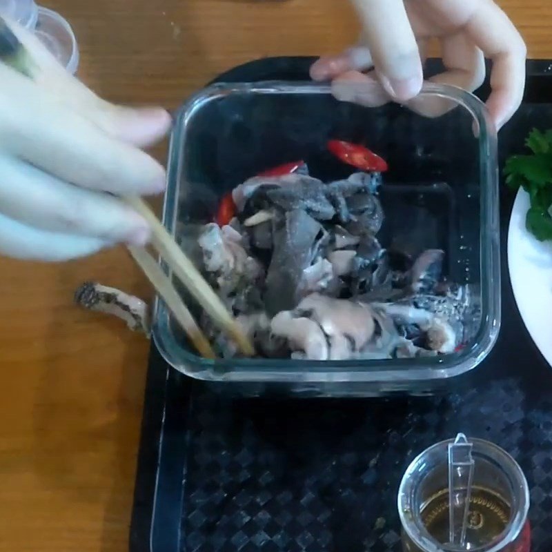 Sách bò đã cắt miếng đang được ướp với gia vị