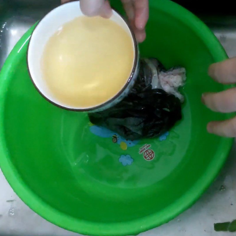 Sách bò đang được sơ chế bằng cách bóp muối và rửa sạch