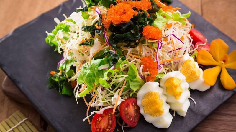 Salad cá hồi trứng cá hồi tươi ngon