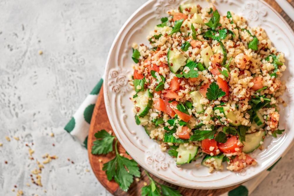 Salad hạt diêm mạch tươi ngon với rau củ và đậu gà