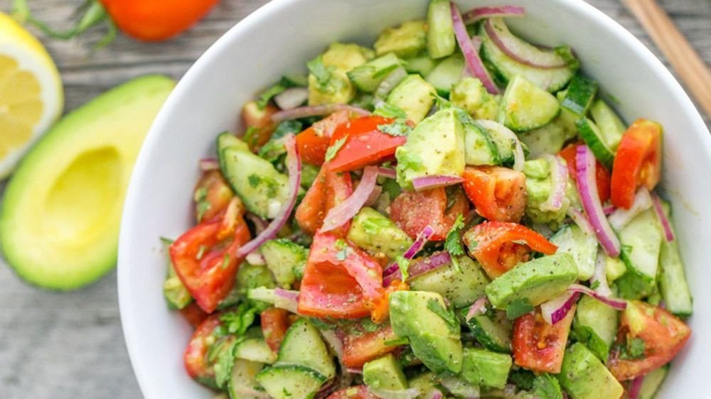 Salad rau củ quả tươi ngon với các loại topping đa dạng, thể hiện sự ảnh hưởng của nguyên liệu đến tổng lượng calo và giá trị dinh dưỡng của món ăn