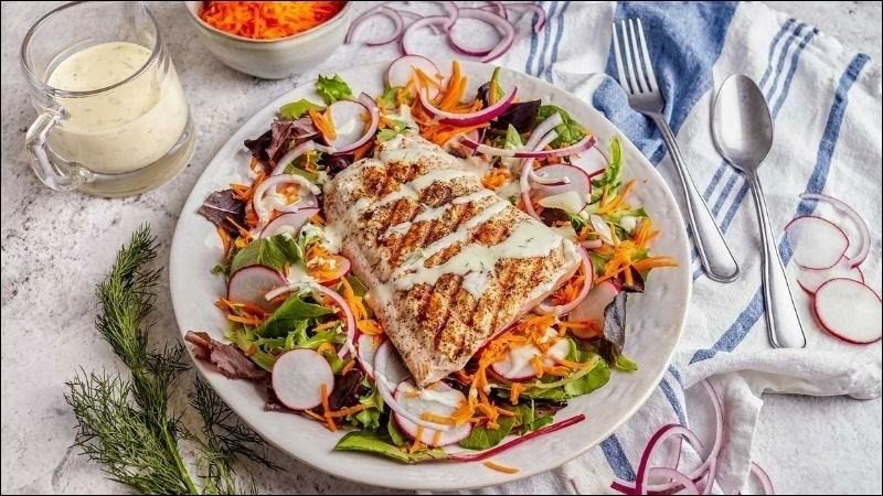 Salad rau củ tươi xanh trộn cùng sữa chua Hy Lạp, món ăn lý tưởng cho người giảm cân