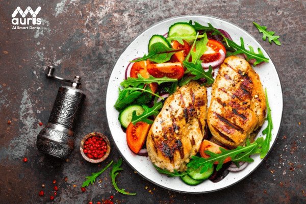 Salad rau củ ức gà áp chảo