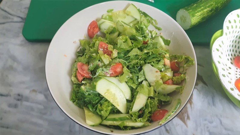 Salad rau củ và dưa leo tươi ngon