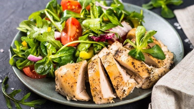 Salad ức gà rau sống thơm ngon và giàu dinh dưỡng