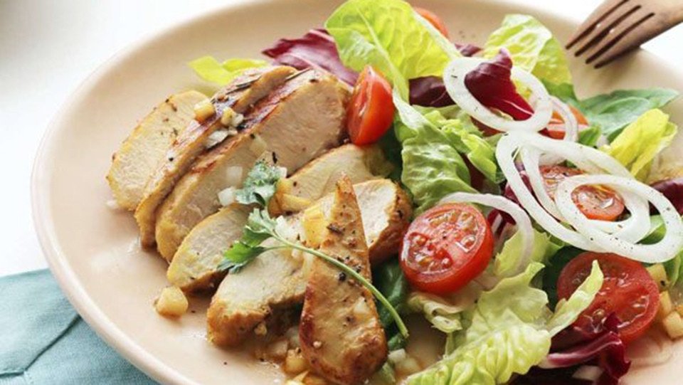 salad ức gà rau xanh và khoai lang