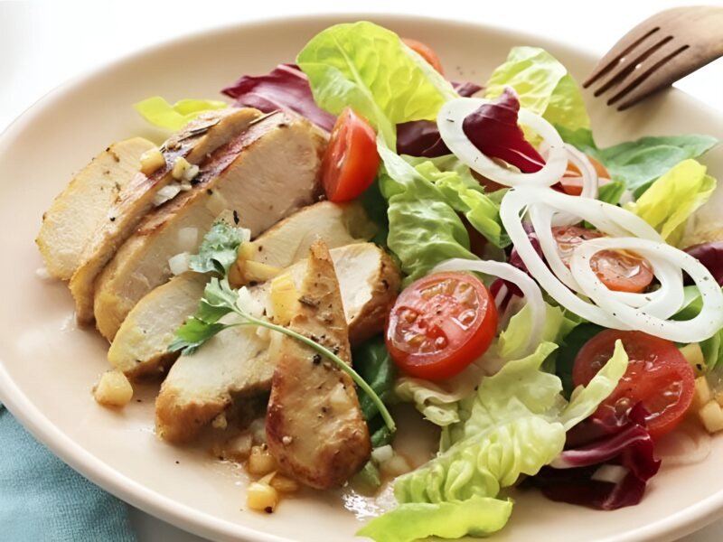 Salad ức gà sốt dầu giấm chua ngọt, món ăn nhẹ bổ dưỡng và ít calo