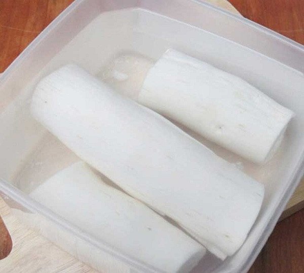 Sắn tươi đã gọt vỏ và thái lát để chuẩn bị xay