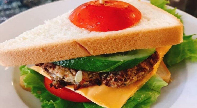 Sandwich kẹp thịt băm và rau tươi