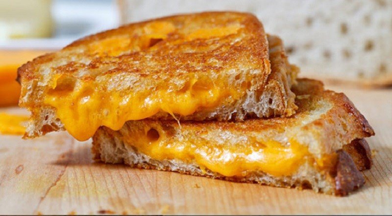 Sandwich phô mai áp chảo với trứng