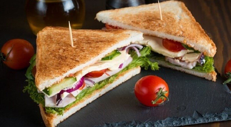 Sandwich trứng rau trộn đầy màu sắc