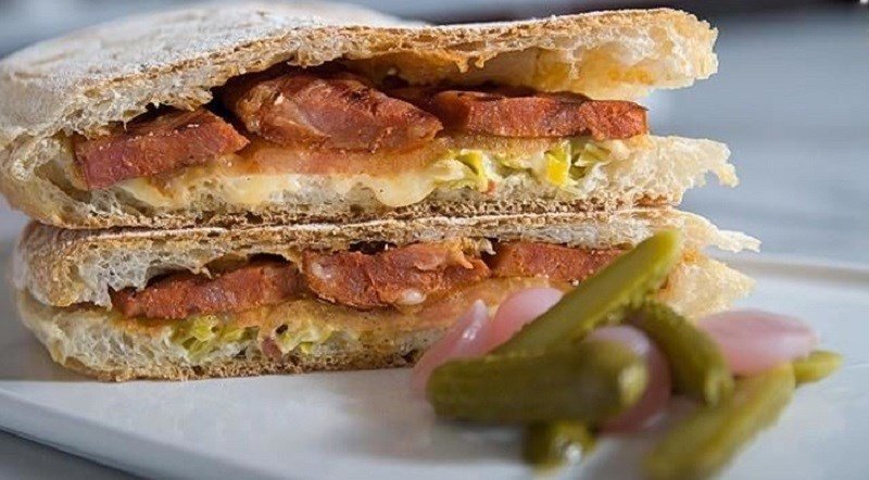 Sandwich trứng và xúc xích tiện lợi