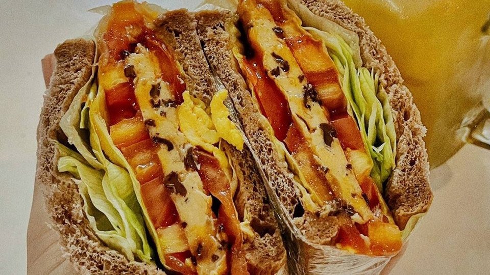 sandwich ức gà nguyên cám cho bữa sáng