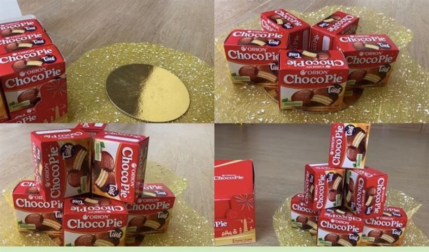 Sắp xếp các hộp bánh Choco-pie để tạo tầng tháp bánh kẹo