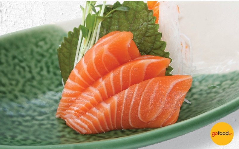 Sashimi cá hồi tươi ngon với tía tô và gừng hồng