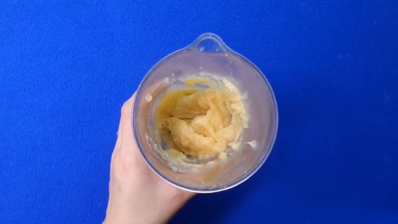 Sầu riêng được xay nhuyễn cùng sữa đặc và nước cốt dừa tạo thành hỗn hợp kem mịn
