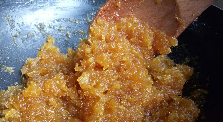 Sên mứt thơm vàng óng trong chảo trên bếp lửa nhỏ