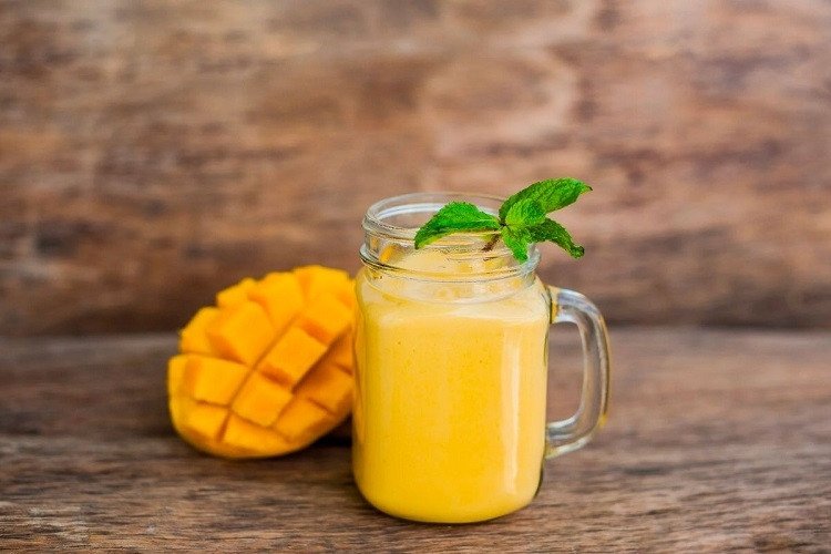 Sinh tố xoài sánh mịn với những miếng xoài tươi, bổ sung năng lượng.