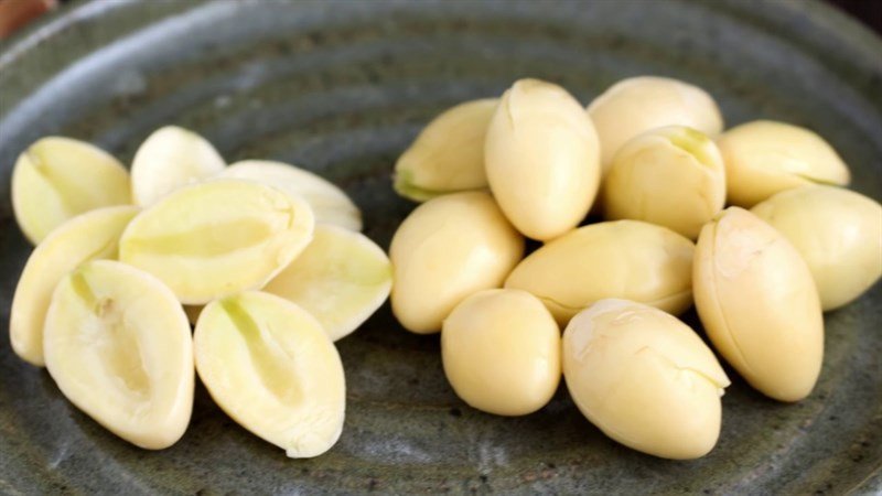 Sơ chế bạch quả loại bỏ tâm đắng