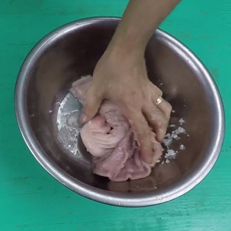 Sơ chế bao tử heo sạch sẽ, chuẩn bị cho cách nấu lẩu bao tử