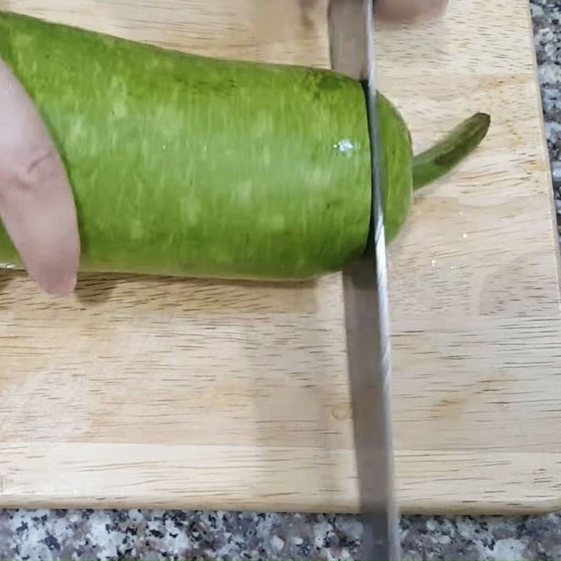 Sơ chế bầu cho món trứng lộn um bầu