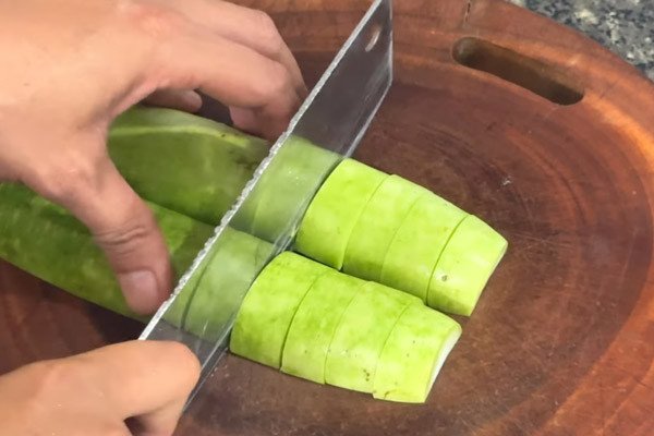 Sơ chế bầu thành miếng vừa ăn cho món lẩu trứng lộn