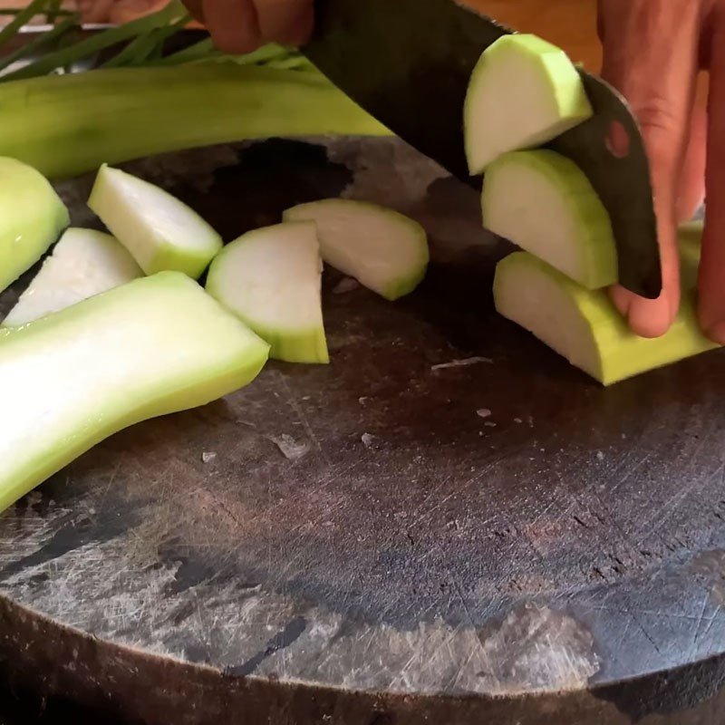 Sơ chế bầu và rau răm cho trứng lộn um bầu