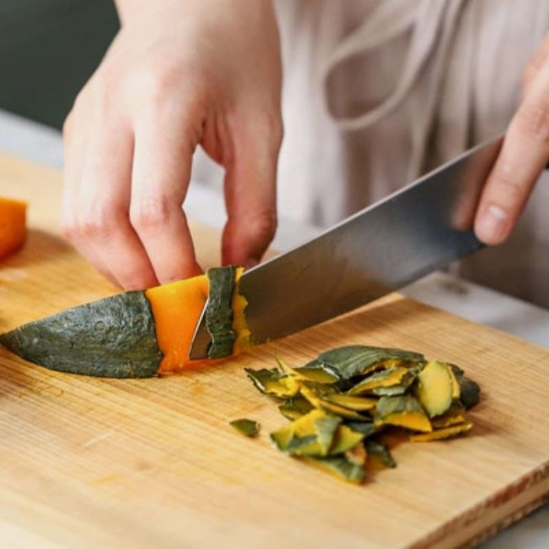 Sơ chế bí đỏ để làm bánh chiên