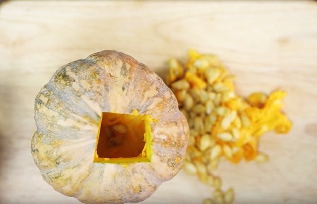 Sơ chế bí đỏ loại bỏ ruột để nấu súp
