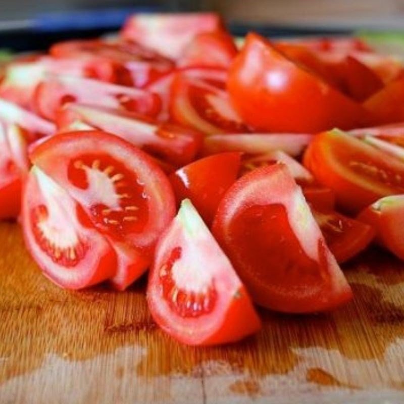 Sơ chế cà chua và hành tím