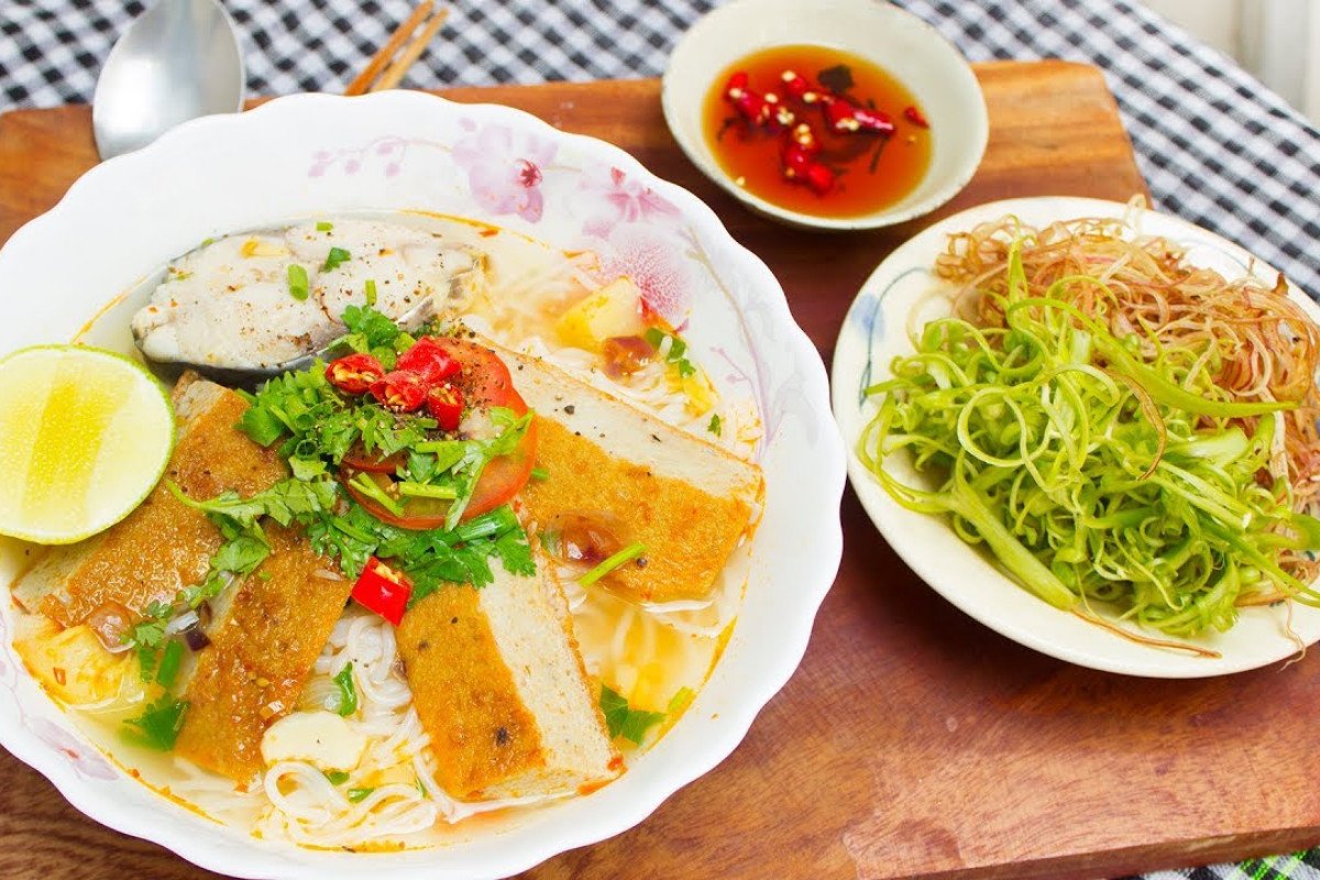 Sơ chế cà chua và thơm cho nước dùng