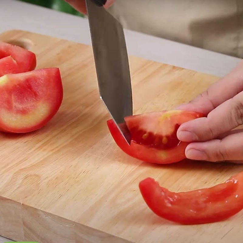 Sơ chế cà chua xay nhuyễn làm sốt vang bò