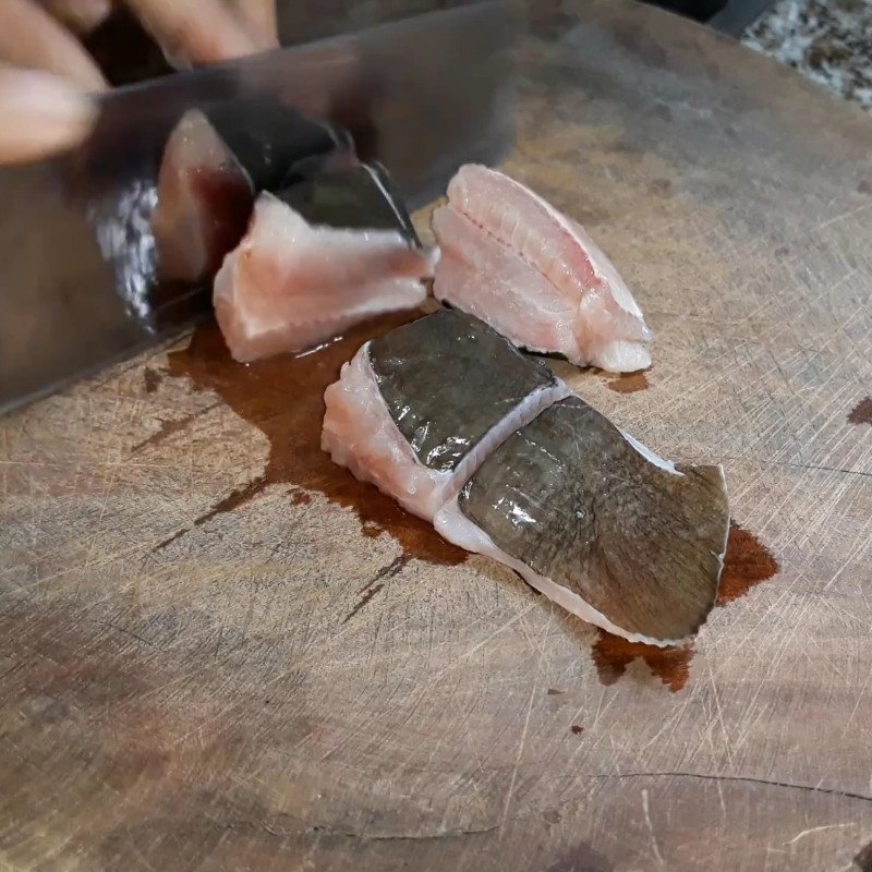 Sơ chế cá đuối sạch sẽ
