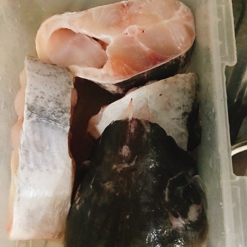 Sơ chế cá hú sạch sẽ